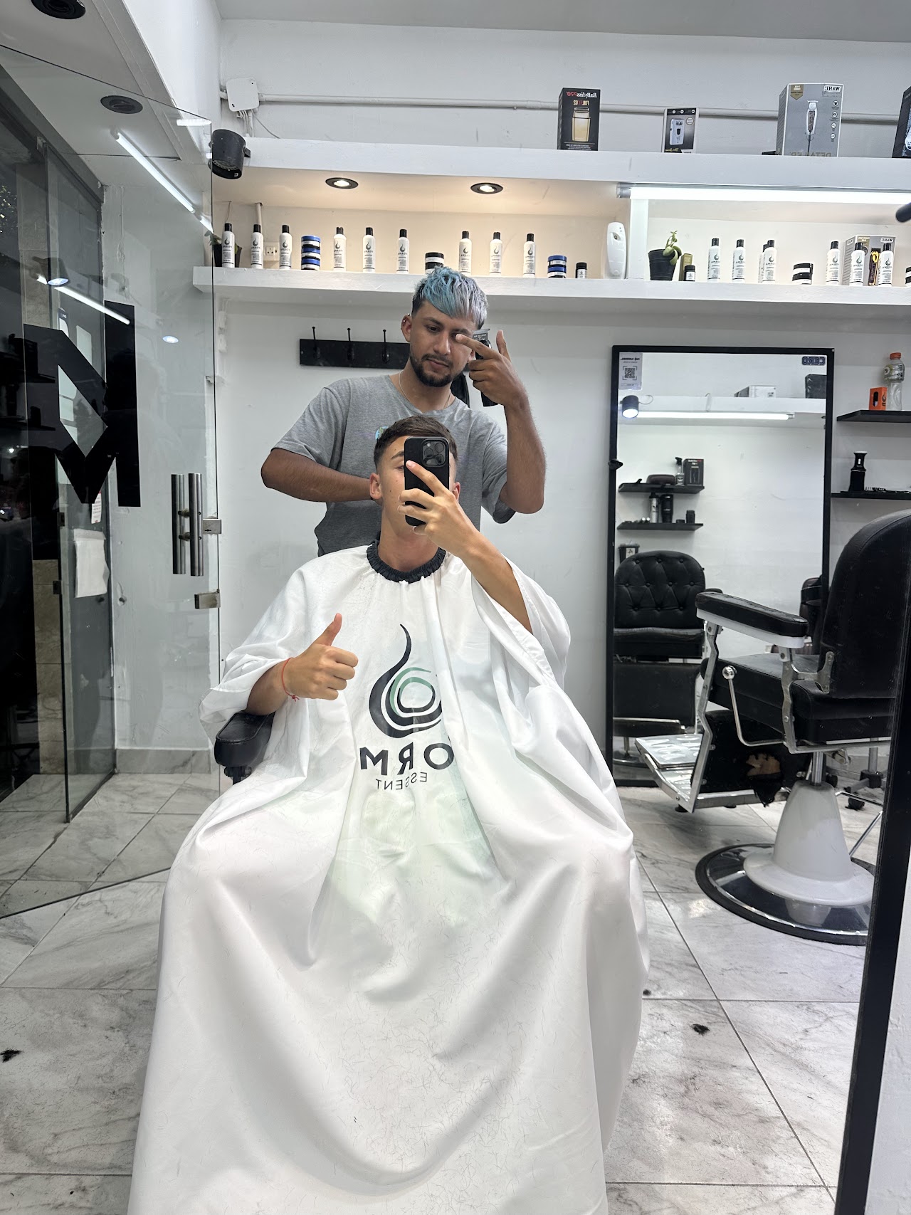 Interior de No Model Barberia con sillón de barbero y estación de trabajo